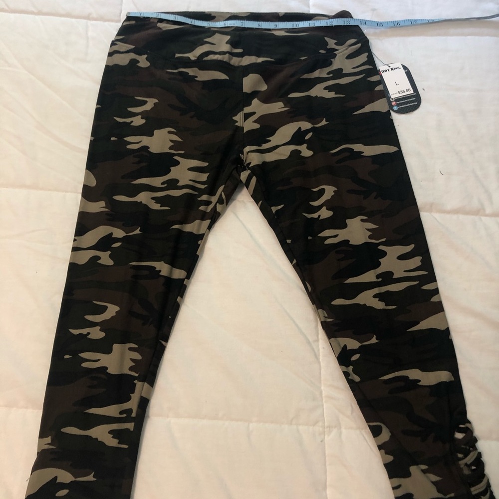 NWT hotkiss camo Capri leggings